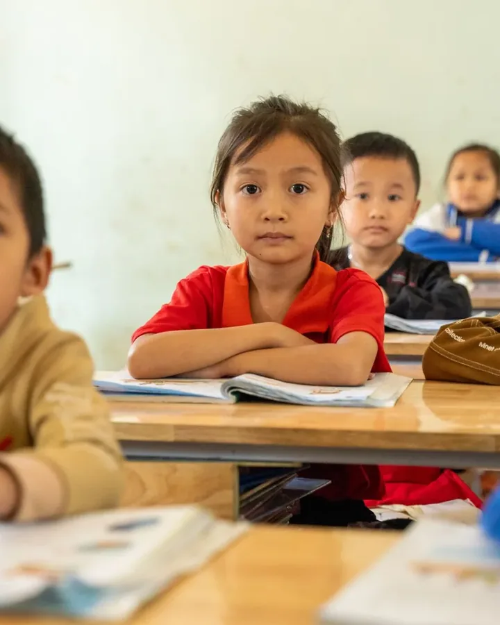 Thầy cô chữa bài cho từng em